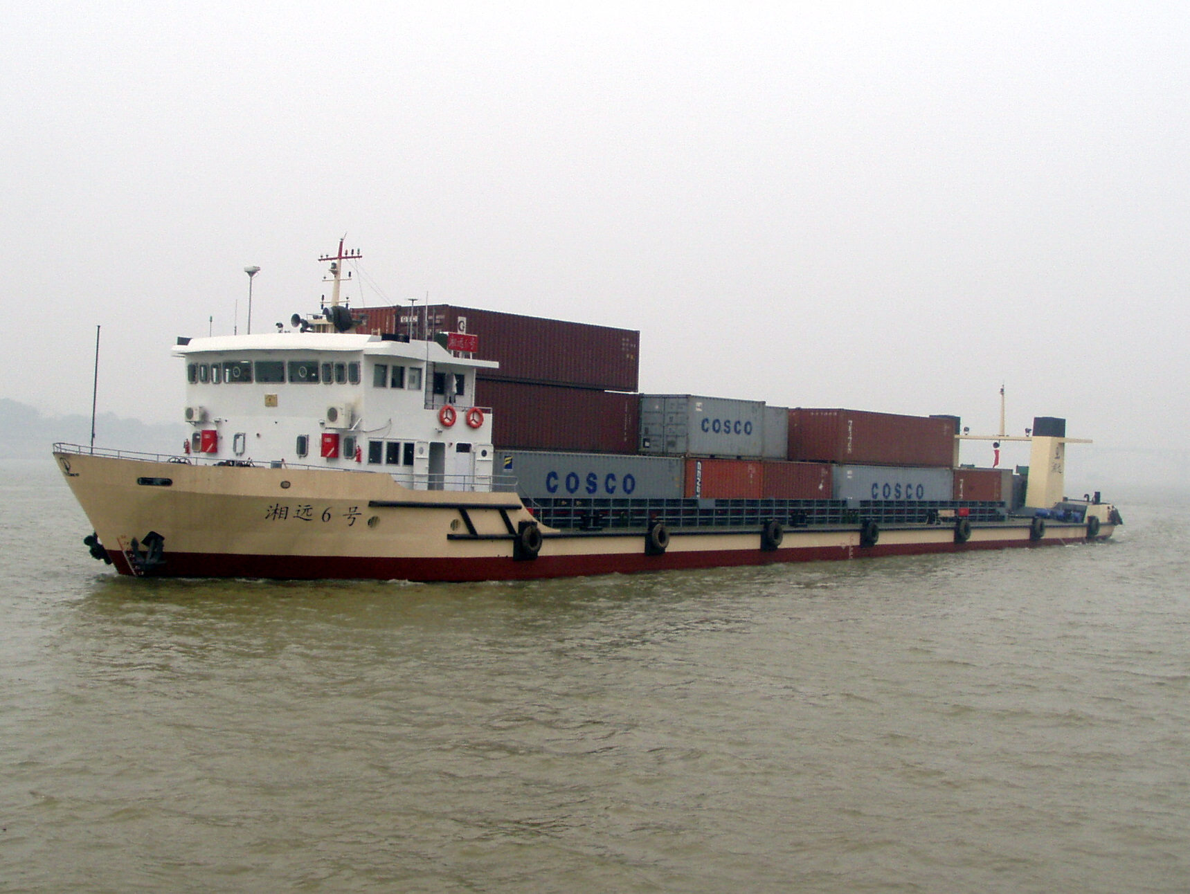 （湘远6号）2003年1月， 124TEU集装箱船湘远6号在湘潭船厂建成投产，此为我省第一艘新型干支直达集装箱。.JPG