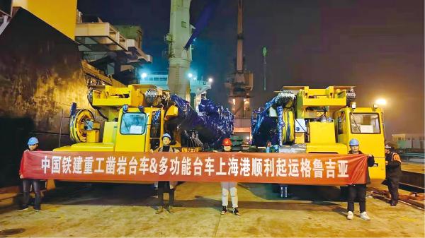 原图3-项目物流部团队发运出口格鲁吉亚工程机械设备(1).jpg